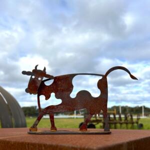 Small Cow Stand 3d